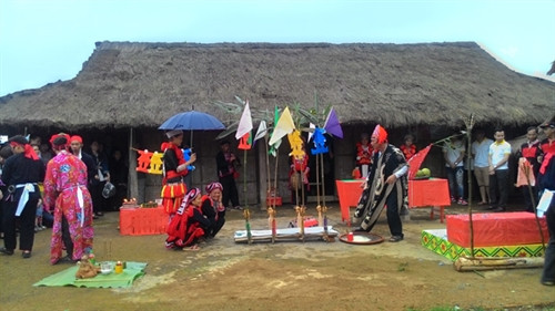 Nghi lễ mời ông, bà, tổ tiên. Nghi lễ mời ông, bà, tổ tiên.