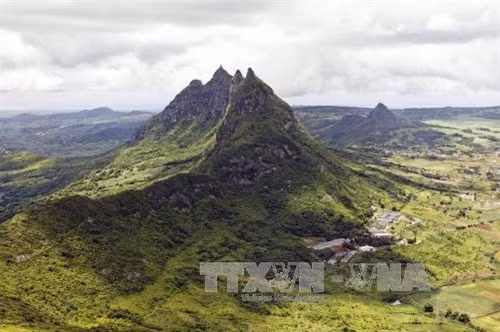 Dải đồi núi xanh thẩm trải đều tạo nên những đường nét uống lượng độc đáo tại Quốc đảo Mauritius. Ảnh: TTXVN phát