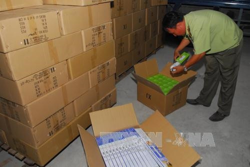 Lực lượng chức năng kiểm tra, thống kê số lượng hàng không hoá đơn, chứng từ. Ảnh: Mạnh Linh - TTXVN