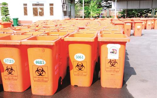 Dụng cụ chứa rác thải nguy hại được vệ sinh cẩn thận. Ảnh: Xuân Dự