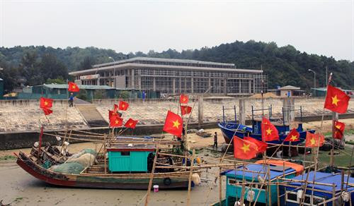 Cờ hoa rực rỡ đón Tết Nguyên đán trên các tàu thuyền ở đảo Cô Tô (Quảng Ninh. Ảnh: Văn Đức- TTXVN Cờ hoa rực rỡ đón Tết Nguyên đán trên các tàu thuyền ở đảo Cô Tô (Quảng Ninh. Ảnh: Văn Đức- TTXVN