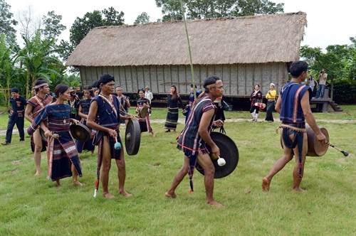 Lễ mừng nhà mới của dân tộc Bahnar