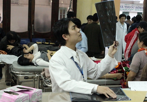 Cấp cứu người bị tai nạn giao thông. Ảnh: Dương Ngọc - TTXVN Cấp cứu người bị tai nạn giao thông. Ảnh: Dương Ngọc - TTXVN