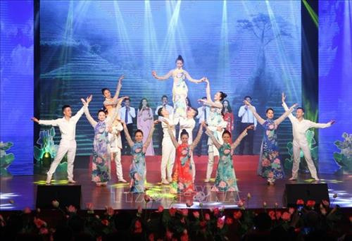 Tiết mục văn nghệ chào mừng tại buổi lễ. Ảnh: Thanh Tùng-TTXVN