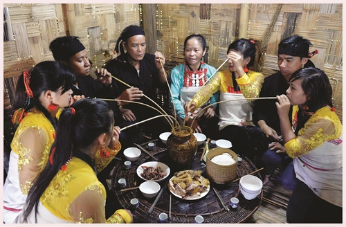 Các thành viên trong gia đình ăn mừng nhà mới Các thành viên trong gia đình ăn mừng nhà mới