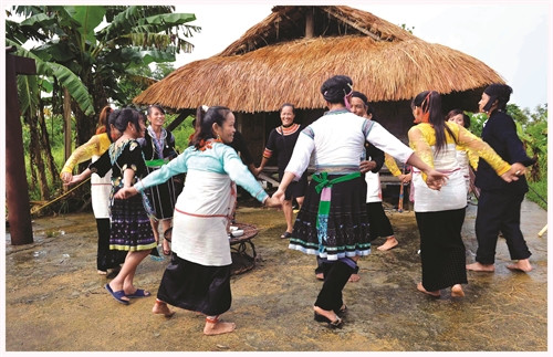 Chủ nhà cùng con cháu, hàng xóm, nhảy múa hát mừng nhà mới Chủ nhà cùng con cháu, hàng xóm, nhảy múa hát mừng nhà mới