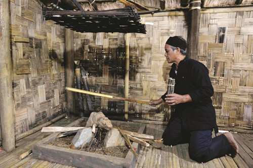 Chủ nhà làm lễ đuổi tà ma cho ngôi nhà mới Chủ nhà làm lễ đuổi tà ma cho ngôi nhà mới