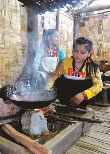 Bếp được nổi lửa để chuẩn bị cho bữa ăn mừng nhà mới Bếp được nổi lửa để chuẩn bị cho bữa ăn mừng nhà mới