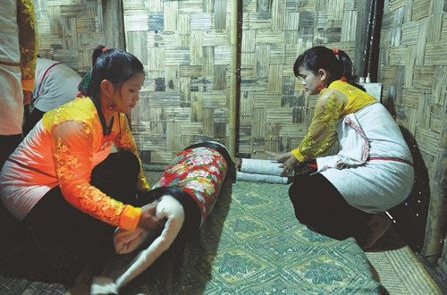 Các thành viên trong gia đình sắp xếp chăn, đệm, các vật dụng sinh hoạt vào vị trí đã định Các thành viên trong gia đình sắp xếp chăn, đệm, các vật dụng sinh hoạt vào vị trí đã định