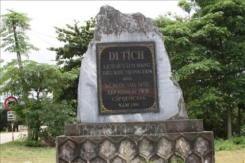 Bia di tích bên đường quốc lộ 279, trên địa bàn thôn Thác, xã Bằng Hành, huyện Bắc Quang (Hà Giang). Ảnh: Nguyễn Chiến - TTXVN Bia di tích bên đường quốc lộ 279, trên địa bàn thôn Thác, xã Bằng Hành, huyện Bắc Quang (Hà Giang). Ảnh: Nguyễn Chiến - TTXVN