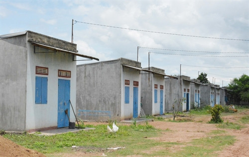 Nhiều ngôi nhà trong khu tái định cư buôn Ea Kal, huyện Krông Pắk (Đắk Lắk) bị bỏ hoang. Nhiều ngôi nhà trong khu tái định cư buôn Ea Kal, huyện Krông Pắk (Đắk Lắk) bị bỏ hoang.