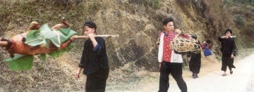 Mang đồ dẫn cưới sang nhà gái.