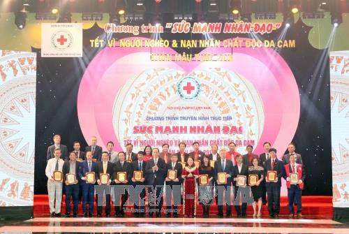 Chủ tịch nước Trần Đại Quang, Chủ tịch danh dự Hội Chữ thập đỏ Việt Nam với các tổ chức, cá nhân tham gia ủng hộ Chương trình. Ảnh: Quý Trung – TTXVN Chủ tịch nước Trần Đại Quang, Chủ tịch danh dự Hội Chữ thập đỏ Việt Nam với các tổ chức, cá nhân tham gia ủng hộ Chương trình. Ảnh: Quý Trung – TTXVN