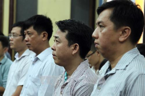 Các bị cáo nghe tuyên án. Ảnh: Mạnh Linh-TTXVN