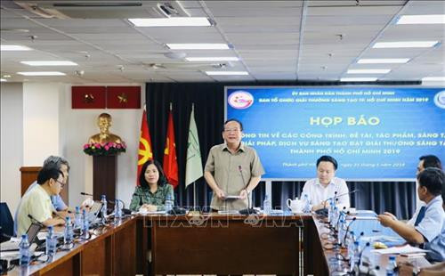 Ông Huỳnh Công Hùng, Phó Giám đốc Sở Nội vụ Thành phố Hồ Chí Minh thông tin về giải thưởng Sáng tạo. Ảnh: Thành Chung - TTXVN