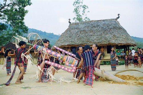 Dựng cột lễ trước sân nhà Gươl.