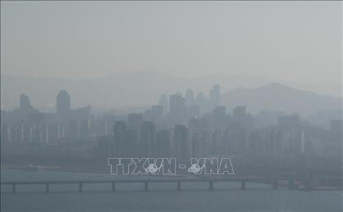 Bụi mịn bao phủ mù mịt tại thủ đô Seoul, Hàn Quốc, ngày 20/1/2019. Ảnh: Yonhap/ TTXVN Bụi mịn bao phủ mù mịt tại thủ đô Seoul, Hàn Quốc, ngày 20/1/2019. Ảnh: Yonhap/ TTXVN