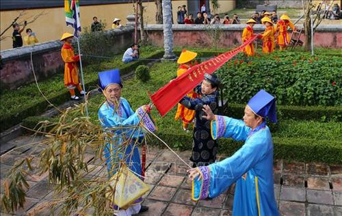 Một nghi thức trong lễ dựng cây nêu. Ảnh: Hồ Cầu - TTXVN Một nghi thức trong lễ dựng cây nêu. Ảnh: Hồ Cầu - TTXVN