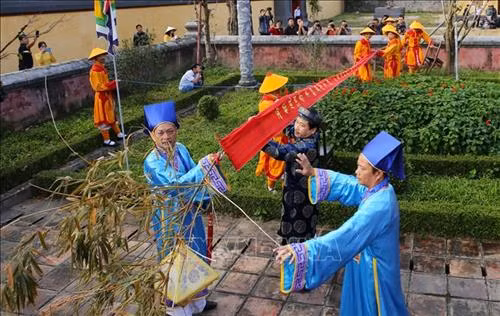 Một nghi thức trong lễ dựng cây nêu. Ảnh: Hồ Cầu - TTXVN