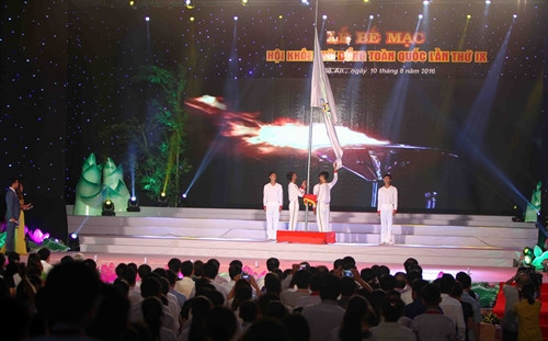 Nghi thức hạ cờ Hội khỏe Phù Đổng toàn quốc. Ảnh: Thanh Tùng-TTXVN