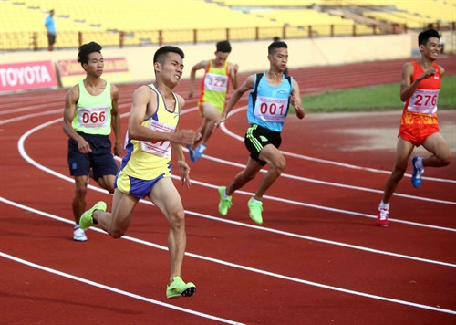 Các vận động viên thi đấu nội dung chạy 400m. Ảnh: Thanh Tùng–TTXVN