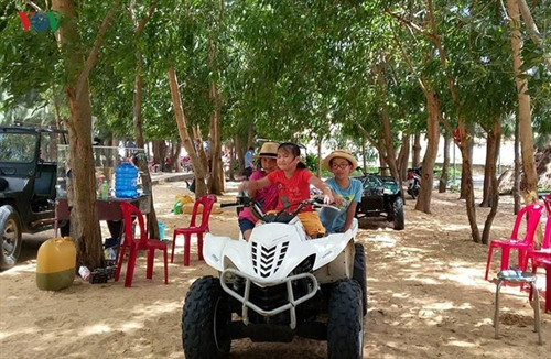 ...hay đi xe mô tô bánh lớn trên cát