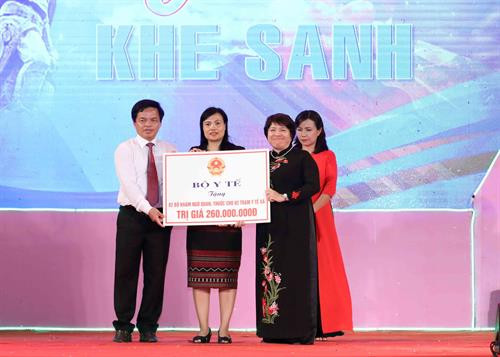 Chủ nhiệm Ủy ban về các vấn đề xã hội của Quốc hội Nguyễn Thúy Anh trao tượng trưng quà của các nhà tài trợ cho huyện Hướng Hóa, tỉnh Quảng Trị. Ảnh: Phương Hoa - TTXVN