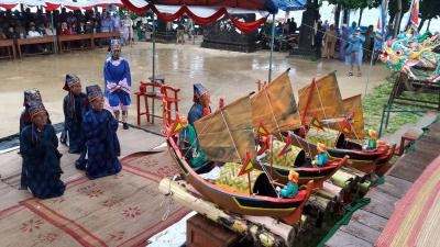 Thực hiện nghi lễ tế cổ truyền. Ảnh: Sỹ Thắng - TTXVN