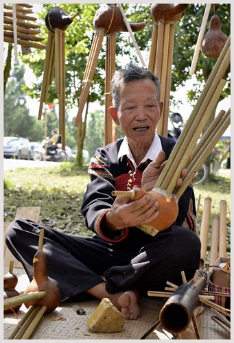 Nghệ nhân A Ma Loan giới thiệu các loại nhạc cụ truyền thống của đồng bào dân tộc Ê Đê.