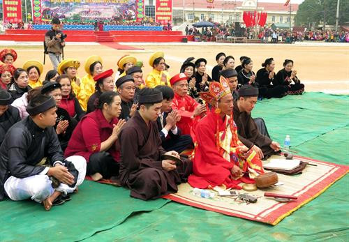 Các mâm tồng - sản vật của địa phương để dâng tạ ơn các vị thần đã phù hộ cho nhân dân địa phương có cuộc sống ấm no, hạnh phúc. Ảnh: Quang Đán - TTXVN Màn múa gieo hạt tại Lễ hội Lồng Tông. Ảnh: Quang Đán - TTXVN Thầy Cả (áo đỏ - người cúng chính của buổi lễ) và các thầy giúp việc làm lễ đang làm lễ tạ ơn trời đất. Ảnh Quang Đán - TTXVN Các mâm tồng - sản vật của địa phương để dâng tạ ơn các vị thần đã phù hộ cho nhân dân địa phương có cuộc sống ấm no, hạnh phúc. Ảnh: Quang Đán - TTXVN Màn múa gieo hạt tại Lễ hội Lồng Tông. Ảnh: Quang Đán - TTXVN Thầy Cả (áo đỏ - người cúng chính của buổi lễ) và các thầy giúp việc làm lễ đang làm lễ tạ ơn trời đất. Ảnh Quang Đán - TTXVN