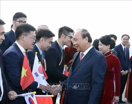 Lễ đón Thủ tướng Chính phủ Nguyễn Xuân Phúc và Phu nhân tại sân bay quân sự Gimhae, Busan. Ảnh: Thống Nhất – TTXVN