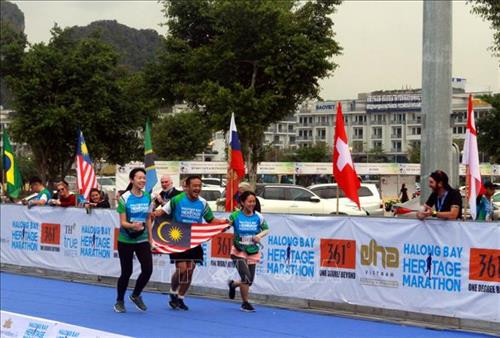 Các vận động viên Malaysia tham gia giải chạy. Ảnh: Đức Hiếu -TTXVN Các vận động viên Malaysia tham gia giải chạy. Ảnh: Đức Hiếu -TTXVN