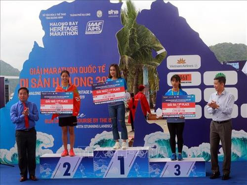 Ban Tổ chức trao giải cho các vận động viên nữ ở cự ly 10 km. Ảnh: Đức Hiếu -TTXVN Ban Tổ chức trao giải cho các vận động viên nữ ở cự ly 10 km. Ảnh: Đức Hiếu -TTXVN