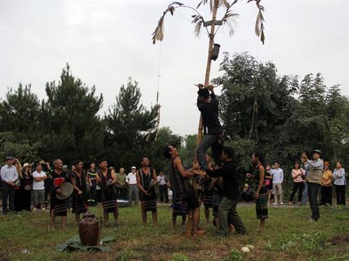 Chuẩn bị cột nêu cúng ngoài trời. Ảnh: internet Chuẩn bị cột nêu cúng ngoài trời. Ảnh: internet