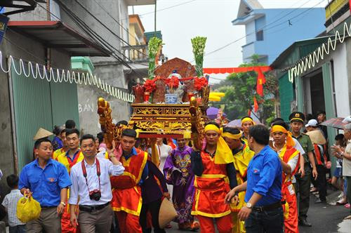 Đông đảo du khách trong và ngoài nước về lễ hội Hoa Lư để chiêm ngưỡng nghi thức tâm linh quan trọng có lịch sử lâu đời của người dân Cố đô Hoa Lư. Ảnh: Minh Đức - TTXVN Nghi lễ rước nước được thực hiện từ đền thờ Vua Đinh Tiên Hoàng đến bến sông Hoàng Long và ngược lại. Ảnh: Minh Đức - TTXVN Đông đảo du khách trong và ngoài nước về lễ hội Hoa Lư để chiêm ngưỡng nghi thức tâm linh quan trọng có lịch sử lâu đời của người dân Cố đô Hoa Lư. Ảnh: Minh Đức - TTXVN Nghi lễ rước nước được thực hiện từ đền thờ Vua Đinh Tiên Hoàng đến bến sông Hoàng Long và ngược lại. Ảnh: Minh Đức - TTXVN