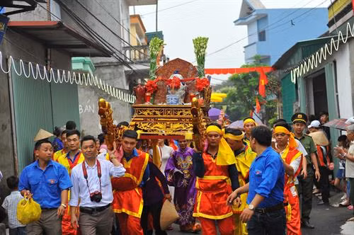 Đông đảo du khách trong và ngoài nước về lễ hội Hoa Lư để chiêm ngưỡng nghi thức tâm linh quan trọng có lịch sử lâu đời của người dân Cố đô Hoa Lư. Ảnh: Minh Đức - TTXVN Nghi lễ rước nước được thực hiện từ đền thờ Vua Đinh Tiên Hoàng đến bến sông Hoàng Long và ngược lại. Ảnh: Minh Đức - TTXVN