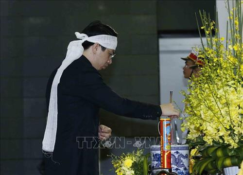 Nhà tang lễ quốc gia, số 5 Trần Thánh Tông (Hà Nội), nơi tổ chức Quốc tang Chủ tịch nước Trần Đại Quang. Ảnh: TTXVN Đồng chí Trương Hoà Bình, Ủy viên Bộ Chính trị, Phó Thủ tướng thường trực Chính phủ đọc Tiểu sử Chủ tịch nước Trần Đại Quang và danh sách Ban Lễ tang. Ảnh: TTXVN Ông Trần Quân, con trai trưởng của Chủ tịch nước Trần Đại Quang thắp nén hương viếng Cha. Ảnh: TTXVN Đoàn gia đình, họ hàng nội ngoại viếng Chủ tịch nước Trần Đại Quang. Ảnh: Nhan Sáng – TTXVN Đoàn Ban Chấp hành Trung ương Đảng Cộng sản Việt Nam, do đồng chí Nguyễn Phú Trọng, Tổng Bí thư Ban Chấp hành Trung ương Đảng làm Trưởng đoàn, viếng Chủ tịch nước Trần Đại Quang. Ảnh: TTXVN Tổng Bí thư Nguyễn Phú Trọng ghi sổ tang. Ảnh: TTXVN Đoàn Chính phủ nước Cộng hòa XHCN Việt Nam, do đồng chí Nguyễn Xuân Phúc, Ủy viên Bộ Chính trị, Thủ tướng Chính phủ làm Trưởng đoàn, viếng Chủ tịch nước Trần Đại Quang. Ảnh: Nhan Sáng – TTXVN Thủ tướng Nguyễn Xuân Phúc chia buồn cùng tang quyến Chủ tịch nước Trần Đại Quang. Ảnh: TTXVN Nguyên Ủy viên Bộ Chính trị, nguyên Chủ tịch nước Trần Đức Lương (bên trái) và nguyên Ủy viên Bộ Chính trị, nguyên Thủ tướng Chính phủ Nguyễn Tấn Dũng (bên phải) ghi sổ tang. Ảnh: TTXVN Đoàn Quốc hội nước Cộng hòa XHCN Việt Nam, do đồng chí Nguyễn Thị Kim Ngân, Ủy viên Bộ Chính trị, Chủ tịch Quốc hội làm Trưởng đoàn, viếng Chủ tịch nước Trần Đại Quang. Ảnh: Nhan Sáng – TTXVN Đồng chí Tòng Thị Phóng (bên trái), Ủy viên Bộ Chính trị, Phó Chủ tịch thường trực Quốc hội và đồng chí Đặng Thị Ngọc Thịnh, Ủy viên Trung ương Đảng, Quyền Chủ tịch nước chia buồn cùng tang quyến Chủ tịch nước Trần Đại Quang. Ảnh: TTXVN Đoàn Văn phòng Chủ tịch nước Cộng hòa XHCN Việt Nam, do đồng chí Đặng Thị Ngọc Thịnh, Ủy viên Trung ương Đảng, Quyền Chủ tịch nước làm Trưởng đoàn, viếng Chủ tịch nước Trần Đại Quang. Ảnh: Nhan Sáng – TTXVN Đoàn Ủy ban Trung ương Mặt trận Tổ quốc Việt Nam, do đồng chí Hầu A Lềnh, Ủy viên Trung ương Đảng, Phó Chủ tịch, Tổng Thư ký UBTƯ MTTQ Việt Nam làm Trưởng đoàn, viếng Chủ tịch nước Trần Đại Quang. Ảnh: TTXVN Đoàn Ban Dân vận Trung ương, do đồng chí Trương Thị Mai, Ủy viên Bộ Chính trị, Bí thư Trung ương Đảng, Trưởng Ban Dân vận Trung ương làm Trưởng đoàn, viếng Chủ tịch nước Trần Đại Quang. Ảnh: TTXVN Đoàn Ban Tổ chức Trung ương, do đồng chí Phạm Minh Chính, Ủy viên Bộ Chính trị, Bí thư Trung ương Đảng, Trưởng Ban Tổ chức Trung ương làm Trưởng đoàn, viếng Chủ tịch nước Trần Đại Quang. Ảnh: Nhan Sáng – TTXVN Đoàn Đảng ủy Công an Trung ương, Bộ Công an, do Thượng tướng Tô Lâm, Ủy viên Bộ Chính trị, Bí thư Đảng ủy Công an Trung ương, Bộ trưởng Bộ Công an làm Trưởng đoàn, viếng Chủ tịch nước Trần Đại Quang. Ảnh: TTXVN Đoàn Quân ủy Trung ương, Bộ Quốc phòng, do đồng chí Ngô Xuân Lịch, Ủy viên Bộ Chính trị, Phó Bí thư Quân ủy Trung ương, Bộ trưởng Bộ Quốc phòng làm Trưởng đoàn, viếng Chủ tịch nước Trần Đại Quang. Ảnh: TTXVN Đoàn Thành ủy, HĐND, UBND, Ủy ban MTTQ Việt Nam TP Hà Nội, do đồng chí Hoàng Trung Hải, Ủy viên Bộ Chính trị, Bí thư Thành uỷ Hà Nội làm Trưởng đoàn, viếng Chủ tịch nước Trần Đại Quang. Ảnh: Nhan Sáng – TTXVN Đoàn Tỉnh ủy, HĐND, UBND, Ủy ban Mặt trận Tổ quốc Việt Nam tỉnh Ninh Bình, do đồng chí Nguyễn Thị Thanh, Ủy viên Trung ương Đảng, Bí thư Tỉnh ủy Ninh Bình làm Trưởng đoàn, viếng Chủ tịch nước Trần Đại Quang. Ảnh: Nhan Sáng – TTXVN Nhà tang lễ quốc gia, số 5 Trần Thánh Tông (Hà Nội), nơi tổ chức Quốc tang Chủ tịch nước Trần Đại Quang. Ảnh: TTXVN Đồng chí Trương Hoà Bình, Ủy viên Bộ Chính trị, Phó Thủ tướng thường trực Chính phủ đọc Tiểu sử Chủ tịch nước Trần Đại Quang và danh sách Ban Lễ tang. Ảnh: TTXVN Ông Trần Quân, con trai trưởng của Chủ tịch nước Trần Đại Quang thắp nén hương viếng Cha. Ảnh: TTXVN Đoàn gia đình, họ hàng nội ngoại viếng Chủ tịch nước Trần Đại Quang. Ảnh: Nhan Sáng – TTXVN Đoàn Ban Chấp hành Trung ương Đảng Cộng sản Việt Nam, do đồng chí Nguyễn Phú Trọng, Tổng Bí thư Ban Chấp hành Trung ương Đảng làm Trưởng đoàn, viếng Chủ tịch nước Trần Đại Quang. Ảnh: TTXVN Tổng Bí thư Nguyễn Phú Trọng ghi sổ tang. Ảnh: TTXVN Đoàn Chính phủ nước Cộng hòa XHCN Việt Nam, do đồng chí Nguyễn Xuân Phúc, Ủy viên Bộ Chính trị, Thủ tướng Chính phủ làm Trưởng đoàn, viếng Chủ tịch nước Trần Đại Quang. Ảnh: Nhan Sáng – TTXVN Thủ tướng Nguyễn Xuân Phúc chia buồn cùng tang quyến Chủ tịch nước Trần Đại Quang. Ảnh: TTXVN Nguyên Ủy viên Bộ Chính trị, nguyên Chủ tịch nước Trần Đức Lương (bên trái) và nguyên Ủy viên Bộ Chính trị, nguyên Thủ tướng Chính phủ Nguyễn Tấn Dũng (bên phải) ghi sổ tang. Ảnh: TTXVN Đoàn Quốc hội nước Cộng hòa XHCN Việt Nam, do đồng chí Nguyễn Thị Kim Ngân, Ủy viên Bộ Chính trị, Chủ tịch Quốc hội làm Trưởng đoàn, viếng Chủ tịch nước Trần Đại Quang. Ảnh: Nhan Sáng – TTXVN Đồng chí Tòng Thị Phóng (bên trái), Ủy viên Bộ Chính trị, Phó Chủ tịch thường trực Quốc hội và đồng chí Đặng Thị Ngọc Thịnh, Ủy viên Trung ương Đảng, Quyền Chủ tịch nước chia buồn cùng tang quyến Chủ tịch nước Trần Đại Quang. Ảnh: TTXVN Đoàn Văn phòng Chủ tịch nước Cộng hòa XHCN Việt Nam, do đồng chí Đặng Thị Ngọc Thịnh, Ủy viên Trung ương Đảng, Quyền Chủ tịch nước làm Trưởng đoàn, viếng Chủ tịch nước Trần Đại Quang. Ảnh: Nhan Sáng – TTXVN Đoàn Ủy ban Trung ương Mặt trận Tổ quốc Việt Nam, do đồng chí Hầu A Lềnh, Ủy viên Trung ương Đảng, Phó Chủ tịch, Tổng Thư ký UBTƯ MTTQ Việt Nam làm Trưởng đoàn, viếng Chủ tịch nước Trần Đại Quang. Ảnh: TTXVN Đoàn Ban Dân vận Trung ương, do đồng chí Trương Thị Mai, Ủy viên Bộ Chính trị, Bí thư Trung ương Đảng, Trưởng Ban Dân vận Trung ương làm Trưởng đoàn, viếng Chủ tịch nước Trần Đại Quang. Ảnh: TTXVN Đoàn Ban Tổ chức Trung ương, do đồng chí Phạm Minh Chính, Ủy viên Bộ Chính trị, Bí thư Trung ương Đảng, Trưởng Ban Tổ chức Trung ương làm Trưởng đoàn, viếng Chủ tịch nước Trần Đại Quang. Ảnh: Nhan Sáng – TTXVN Đoàn Đảng ủy Công an Trung ương, Bộ Công an, do Thượng tướng Tô Lâm, Ủy viên Bộ Chính trị, Bí thư Đảng ủy Công an Trung ương, Bộ trưởng Bộ Công an làm Trưởng đoàn, viếng Chủ tịch nước Trần Đại Quang. Ảnh: TTXVN Đoàn Quân ủy Trung ương, Bộ Quốc phòng, do đồng chí Ngô Xuân Lịch, Ủy viên Bộ Chính trị, Phó Bí thư Quân ủy Trung ương, Bộ trưởng Bộ Quốc phòng làm Trưởng đoàn, viếng Chủ tịch nước Trần Đại Quang. Ảnh: TTXVN Đoàn Thành ủy, HĐND, UBND, Ủy ban MTTQ Việt Nam TP Hà Nội, do đồng chí Hoàng Trung Hải, Ủy viên Bộ Chính trị, Bí thư Thành uỷ Hà Nội làm Trưởng đoàn, viếng Chủ tịch nước Trần Đại Quang. Ảnh: Nhan Sáng – TTXVN Đoàn Tỉnh ủy, HĐND, UBND, Ủy ban Mặt trận Tổ quốc Việt Nam tỉnh Ninh Bình, do đồng chí Nguyễn Thị Thanh, Ủy viên Trung ương Đảng, Bí thư Tỉnh ủy Ninh Bình làm Trưởng đoàn, viếng Chủ tịch nước Trần Đại Quang. Ảnh: Nhan Sáng – TTXVN