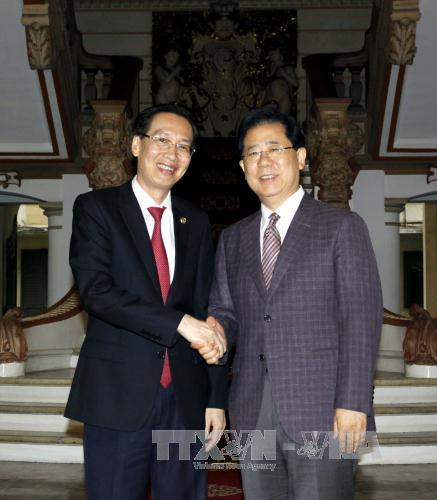 Chiều 26/7/2017, Phó Chủ tịch Thường trực UBND Thành phố Hồ Chí Minh Lê Thanh Liêm tiếp ông Jong Kyoung Hong, Tổng Thư ký Hiệp hội các chính quyền địa phương Đông Bắc Á (NEAR) đang có chuyến thăm và làm việc tại Việt Nam. Ảnh: Thanh Vũ -TTXVN