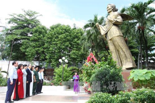 Đồng chí Nguyễn Thiện Nhân, Ủy viên Bộ Chính trị, Bí thư Thành ủy Thành phố Hồ Chí Minh cùng lãnh đạo thành phố dâng hoa tưởng niệm các Mẹ VNAH tại Bảo tàng Phụ nữ Nam bộ. Ảnh: Thanh Vũ – TTXVN