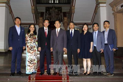 Chiều 26/7/2017, Phó Chủ tịch Thường trực UBND Thành phố Hồ Chí Minh Lê Thanh Liêm tiếp ông Jong Kyoung Hong, Tổng Thư ký Hiệp hội các chính quyền địa phương Đông Bắc Á (NEAR) đang có chuyến thăm và làm việc tại Việt Nam. Ảnh: Thanh Vũ -TTXVN