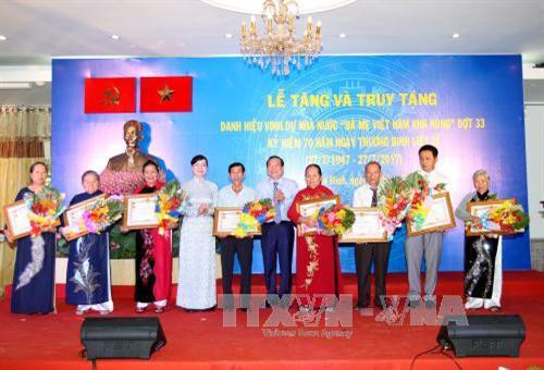 Đồng chí Nguyễn Thị Quyết Tâm, Chủ tịch HĐND Thành phố Hồ Chí Minh truy tặng danh hiện “Bà Mẹ Việt Nam Anh hùng” cho thân nhân gia đình các Mẹ tại buổi lễ. Ảnh: Thanh Vũ – TTXVN