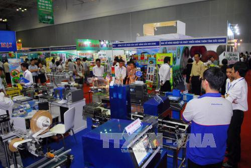 Khách tham quan khu thiết bị máy móc, dây chuyền chế biến phục vụ sản xuất nông nghiệp tại triển lãm. Ảnh: Mạnh Linh-TTXVN