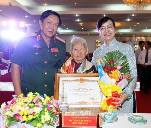 Chủ tịch HĐND Thành phố Hồ Chí Minh Nguyễn Thị Quyết Tâm trao tặng danh hiệu “Bà Mẹ Việt Nam Anh hùng” cho mẹ Trần Thị Nghĩa. Ảnh: Thanh Vũ – TTXVN