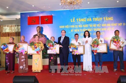 Đồng chí Nguyễn Thiện Nhân, Ủy viên Bộ Chính trị, Bí thư Thành ủy thành phố Hồ Chí Minh truy tặng danh hiện “Bà Mẹ Việt Nam Anh hùng” cho thân nhân gia đình các Mẹ. Ảnh: Thanh Vũ – TTXVN