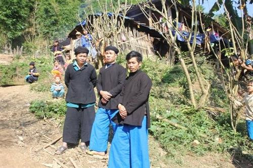 Xóm Nà Van, xã Hồng Trị, huyện Bảo Lạc có khoảng 70 nóc nhà dựa lưng vào núi. Mấy năm gần đây được sự quan tâm đầu tư của Đảng, Nhà nước, đời sống của bà con Lô Lô xóm Nà Van được cải thiện đáng kể. Người phụ nữ Lô Lô xóm Nà Van ai cũng biết se tơ, dệt vải. Trang phục truyền thống của người Lô Lô. Trang phục nam giới Lô Lô đơn giản hơn, màu đen cài khuy ngang, quần ống rộng gần giống quần áo của người Tày, Nùng. Ngày Tết, mọi người quây quần bên bếp lửa, chuẩn bị mâm cơm cúng tổ tiên. Sáng mùng 1 Tết, người đàn ông lớn tuổi trong gia đình sửa soạn bàn thờ mời tổ tiên về đón Tết cùng gia đình. Khách đến chơi nhà được người Lô Lô đón tiếp nồng hậu. Ngày Tết, mọi người khi gặp nhau đều gửi lời chúc phúc cho nhau bằng những làn điệu dân ca mượt mà, sâu lắng. Xóm Nà Van, xã Hồng Trị, huyện Bảo Lạc có khoảng 70 nóc nhà dựa lưng vào núi. Mấy năm gần đây được sự quan tâm đầu tư của Đảng, Nhà nước, đời sống của bà con Lô Lô xóm Nà Van được cải thiện đáng kể. Người phụ nữ Lô Lô xóm Nà Van ai cũng biết se tơ, dệt vải. Trang phục truyền thống của người Lô Lô. Trang phục nam giới Lô Lô đơn giản hơn, màu đen cài khuy ngang, quần ống rộng gần giống quần áo của người Tày, Nùng. Ngày Tết, mọi người quây quần bên bếp lửa, chuẩn bị mâm cơm cúng tổ tiên. Sáng mùng 1 Tết, người đàn ông lớn tuổi trong gia đình sửa soạn bàn thờ mời tổ tiên về đón Tết cùng gia đình. Khách đến chơi nhà được người Lô Lô đón tiếp nồng hậu. Ngày Tết, mọi người khi gặp nhau đều gửi lời chúc phúc cho nhau bằng những làn điệu dân ca mượt mà, sâu lắng.