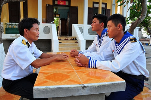 Sau giờ làm nhiệm vụ, những bàn đá quanh đảo Sơn Ca là nơi anh em cán bộ chiến sỹ làm công tác tư vấn tâm lý