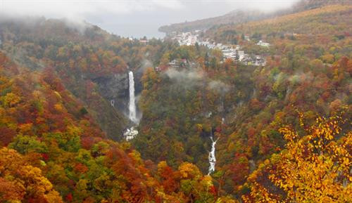 Tên gọi của địa danh này được tạo thành từ hai yếu tố. Trong đó, "i-ro-ha" là ba ký tự đầu tiên trong bảng chữ cái 48 ký tự của tiếng Nhật trước đây; "zaka" có nghĩa là "độ dốc". Ảnh: IkidaneNippon. Con đèo được đặt tên như vậy bởi nó có 48 khúc cua, cũng là số lượng chữ trong bảng chữ cái Nhật Bản. Mỗi khúc cua được đặt tên với một ký tự tương ứng. Ảnh: IkidaneNippon. Những đoạn đường đầu tiên được xây dựng vào năm 1954 và 1965. Đến nay, dù con đường đã được hiện đại hóa và nới rộng nhưng số lượng khúc cua vẫn giữ nguyên. Đây là tuyến đường duy nhất nối thành phố Nikko với vùng Oku-nikko. Ảnh: Japankuru. Đèo Irohazaka vào mùa thu nhìn từ vệ tinh. Ảnh: Google Maps. Hiện nay, con đường Irohazaka thứ nhất là lối đi xuống với 28 khúc cua có điểm dừng chân ngắm khung cảnh hai thác nước. Ảnh: Itchy Feet. Đường Irohazaka thứ hai có 20 khúc cua, chỉ dành cho các phương tiện đi lên cao nguyên Akechidaira. Ảnh:IkidaneNippon. Tuyến cáp treo đưa du khách từ bãi đỗ xe ở cao nguyên đến đài quan sát Akechidaira trong 3 phút với giá 750 yên (khoảng 150.000 đồng). Ảnh: IkidaneNippon. Từ đây, du khách có thể thấy núi Nantai, hồ Chuzenji và thác Kegon. Đây là nơi tốt nhất để nhìn ngắm vẻ đẹp lộng lẫy của thiên nhiên. Thời gian phổ biến nhất để đến Irohazaka là mùa thu, từ giữa tháng 10 đến đầu tháng 11 khi lá cây bắt đầu thay đổi màu sắc. Ảnh: AmusingPlanet. Một đoạn đèo Irohazaka nhìn từ trên cao. Ảnh: Pinterest. Thông thường, mất khoảng 20 đến 30 phút lái xe để đi hết con đèo Irohazaka. Nhưng vào dịp cuối tuần, lượng du khách đổ về đây tham quan rất đông khiến thời gian có thể lên tới 4 giờ. Ảnh: Ảnh: IkidaneNippon. Toàn cảnh vùng núi của tỉnh Tochigi. Ảnh: AmusingPlanet.