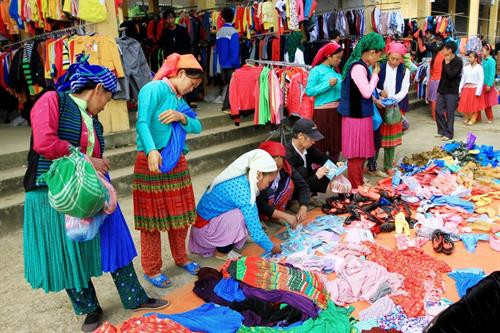 Chiều khách Thử áo Chọn lựa Giao lưu Góc chợ Lũng Pài Ngày chợ phiên Rực rỡ sắc màu Góc chợ Hàng hóa được bày bán tại chợ Vật dụng nhà nông Xem hàng Tan chợ