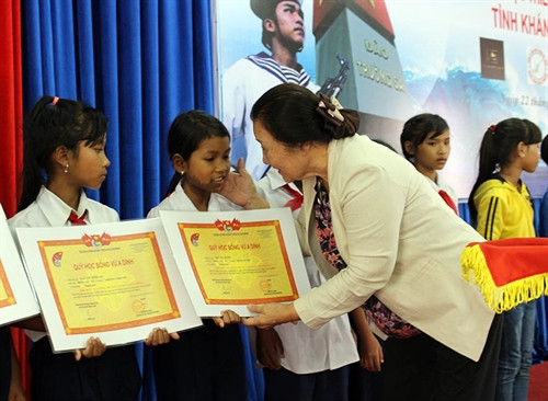 Đại diện quỹ học học bổng câu lạc bộ “ Vì Hoàng Sa, Trường Sa thân yêu” trao học bổng cho các em học sinh. Ảnh: Phan Sáu – TTXVN Đại diện quỹ học học bổng câu lạc bộ “ Vì Hoàng Sa, Trường Sa thân yêu” trao học bổng cho các em học sinh. Ảnh: Phan Sáu – TTXVN