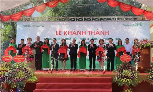 Đồng chí Trần Quốc Vượng và lãnh đạo tỉnh Yên Bái cắt băng khánh thành nhà lớp học trường Phổ thông dân tộc bán trú Tiểu học và THCS Túc Đán, huyện Trạm Tấu, tỉnh Yên Bái. Ảnh: Phương Hoa - TTXVN Đồng chí Trần Quốc Vượng và lãnh đạo tỉnh Yên Bái cắt băng khánh thành nhà lớp học trường Phổ thông dân tộc bán trú Tiểu học và THCS Túc Đán, huyện Trạm Tấu, tỉnh Yên Bái. Ảnh: Phương Hoa - TTXVN